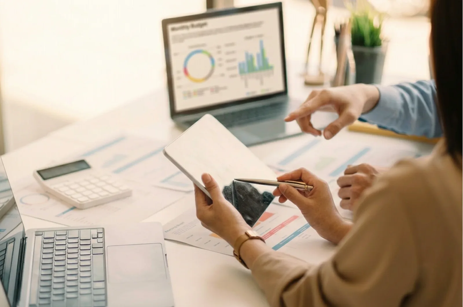 Consultante et dirigeant pilotant un tableau de bord marketing — direction marketing externalisée